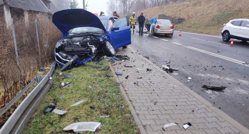 Czołowe zderzenie dwóch pojazdów w Kaczorowie. Utrudniony ruch na DK 3