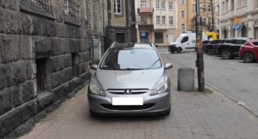 Żart na Prima Aprilis? Nie. Tak parkują w Jeleniej Górze