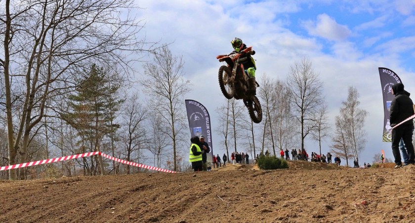 Wysokie loty, emocje, motocross - Piknik Cross Country w Siedlęcinie