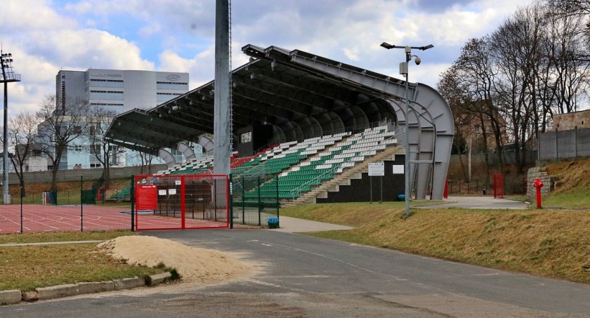 Mecz KS Karkonosze vs Polonia Bytom z ograniczeniami na trybunach. Znamy stanowiska stron