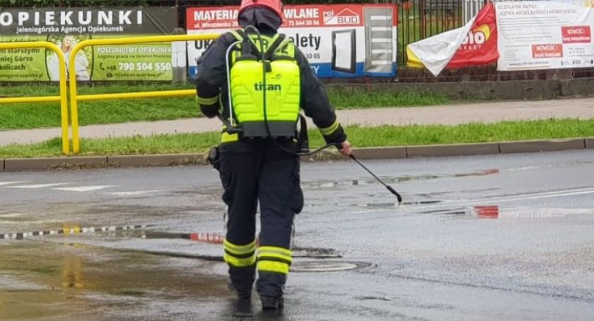 Utrudnienia w ruchu na DK 3 - Olej na jezdni