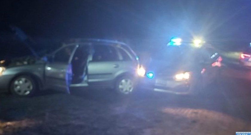 Kierujący pod wpływem narkotyków uciekał na wstecznym. Zatrzymał się po uderzeniu w radiowóz