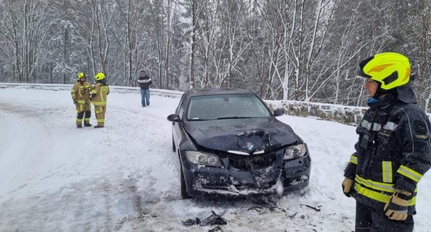 Zima wróciła do Karkonoszy. Czołowe zderzenie pojazdów na Zakręcie Śmierci
