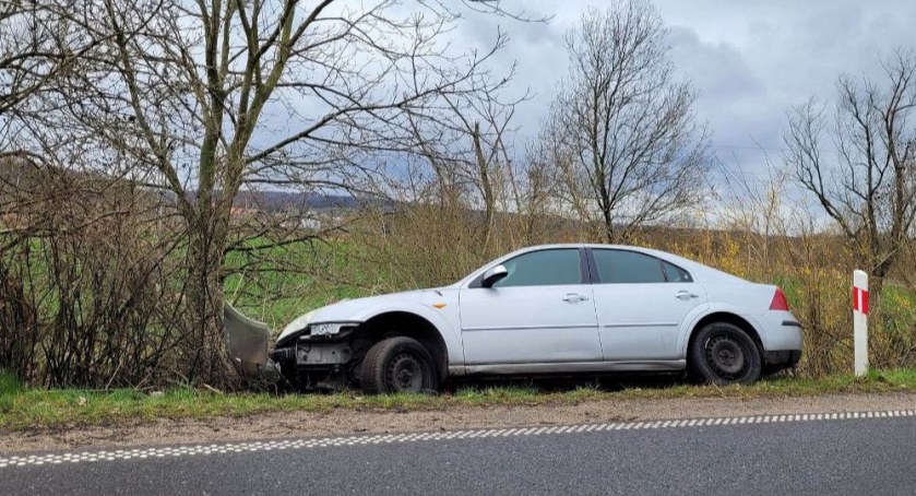 Rozbił auto, zabrał tablice rejestracyjne i zniknął
