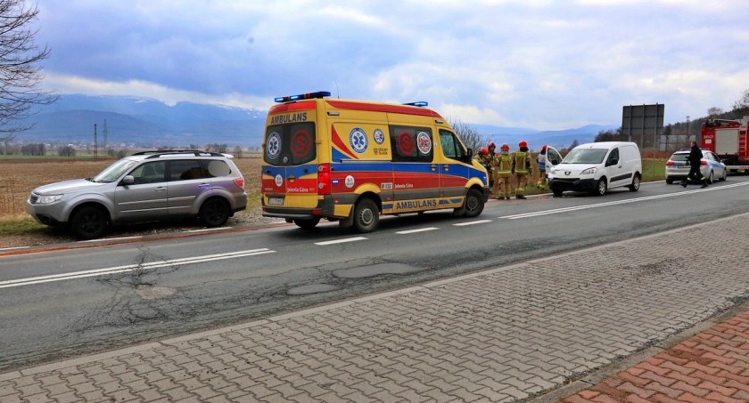 Zderzenie pojazdów na DK 3. Ruch odbywa się wahadłowo