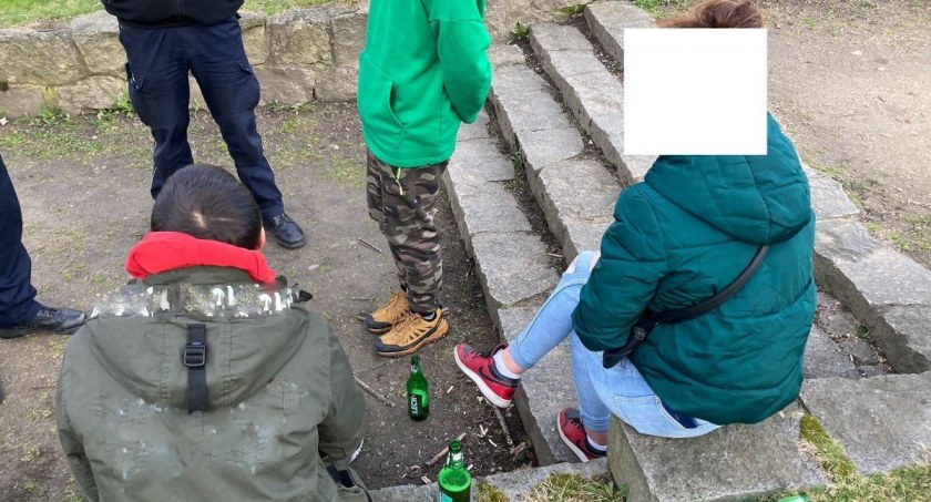 Spożywali alkohol na placu zabaw. Wśród nich była nieletnia