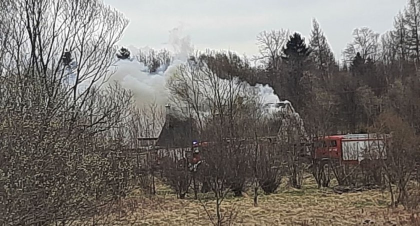 Strażacy walczą z pożarem budynku mieszkalnego