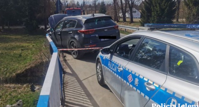 Pijana kierująca wjechała samochodem w barierę ochronną