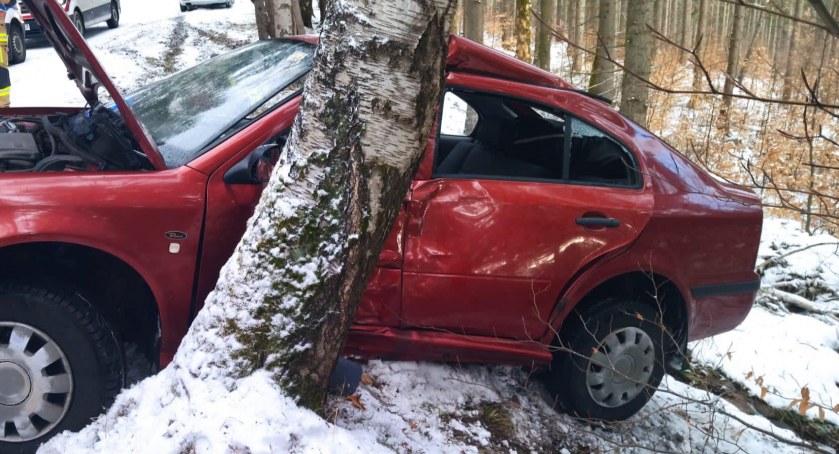 Kierowca walczy o życie. Wypadek na drodze Szklarska Poręba - Świeradów Zdrój