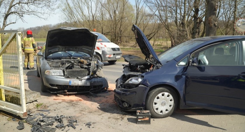 Wypadek z udziałem trzech samochodów