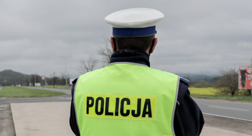 Metodą na policjanta wyłudzili pieniądze od seniorki z Jeleniej Góry