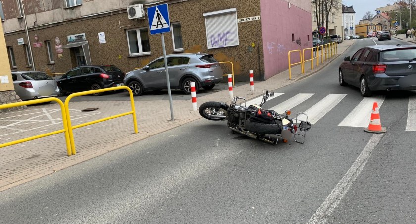 Zderzenie motoroweru z osobówką. Sprawca odmówił przyjęcia mandatu