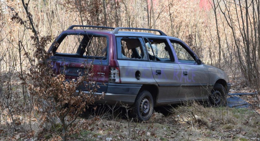 Szklarska Poręba - Opel porzucony w lesie