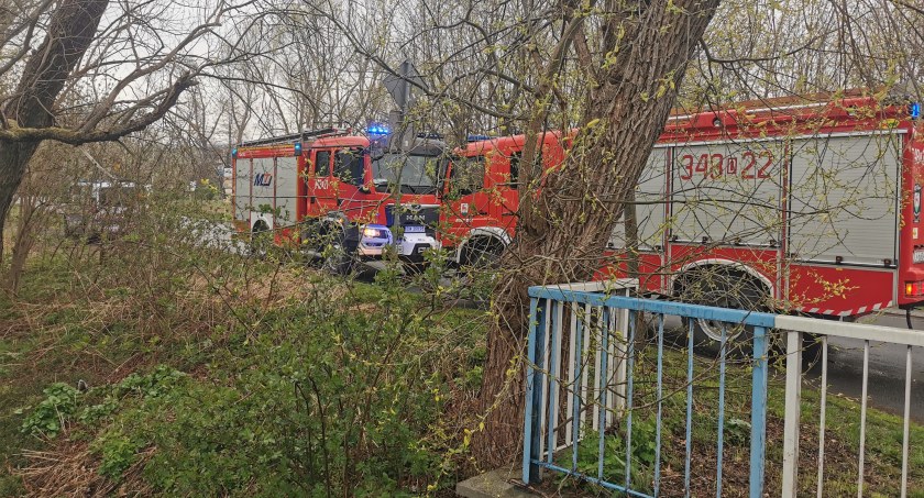 Substancja ropopochodna wpływa do rzeki na Zabobrzu