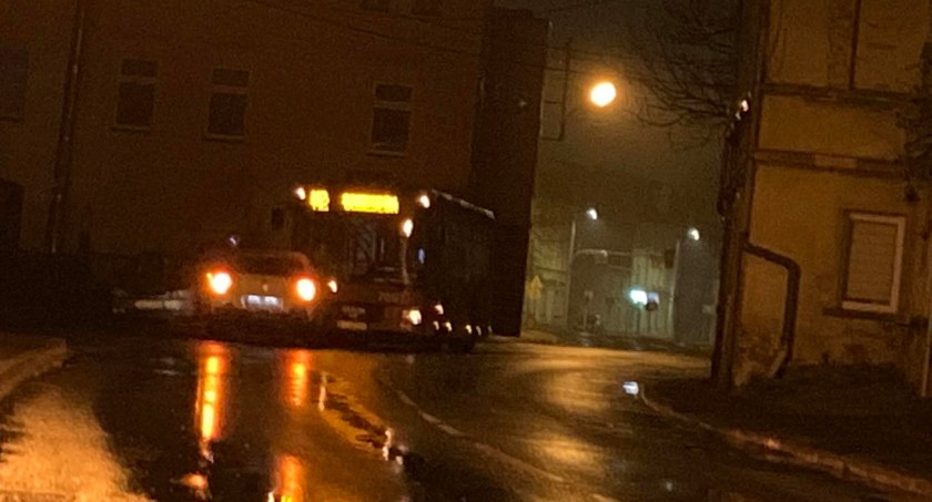 Czołowe zderzenie autobusu MZK z osobowym Citroenem