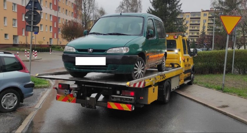 Straż Miejska usuwa wraki z ulic Jeleniej Góry