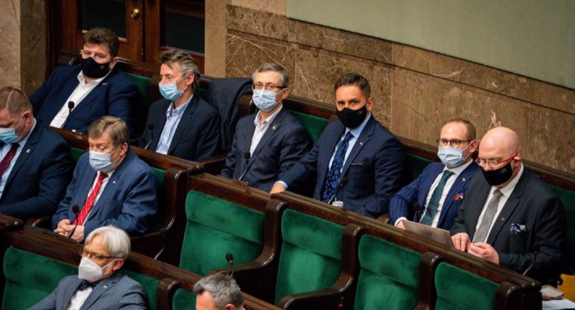 Bezradność PiS. Inflacja dalej będzie pustoszyć portfele Polaków 