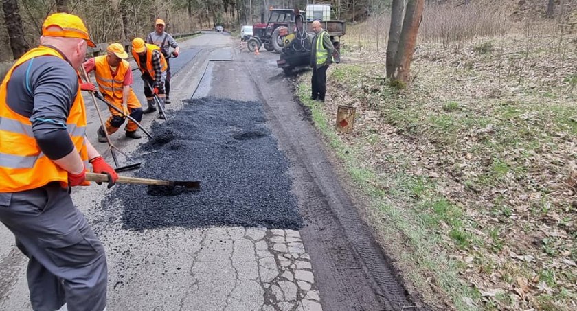 Trwa poprawa stanu technicznego drogi Podgórzyn-Borowice