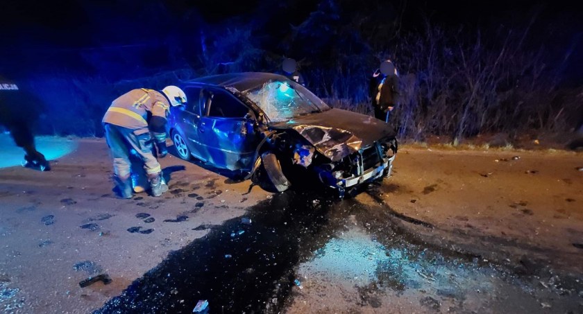 Świeradów - Zdrój : Pijany 18- latek bez uprawnień rozbił auto na drzewie