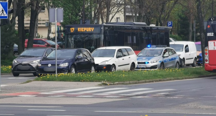 Pijany 50 - letni kierowca wjechał w tył Golfa
