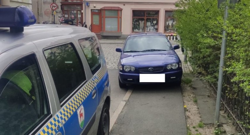 Mistrzowie parkowania ukarani przez strażników miejskich