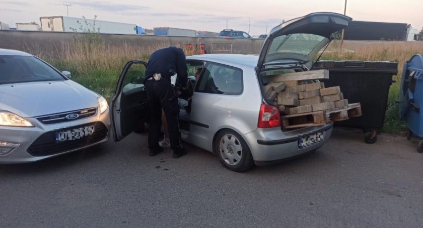 Pijany kierowca przewoził w bagażniku kradzioną kostkę brukową
