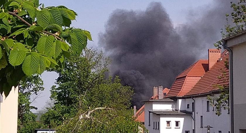 Kłęby czarnego dymu nad Lwówkiem Śląskim