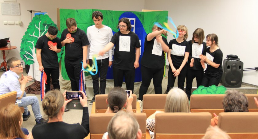 Solidarni z Ukrainą – wzruszająca uroczystość w Książnicy Karkonoskiej.