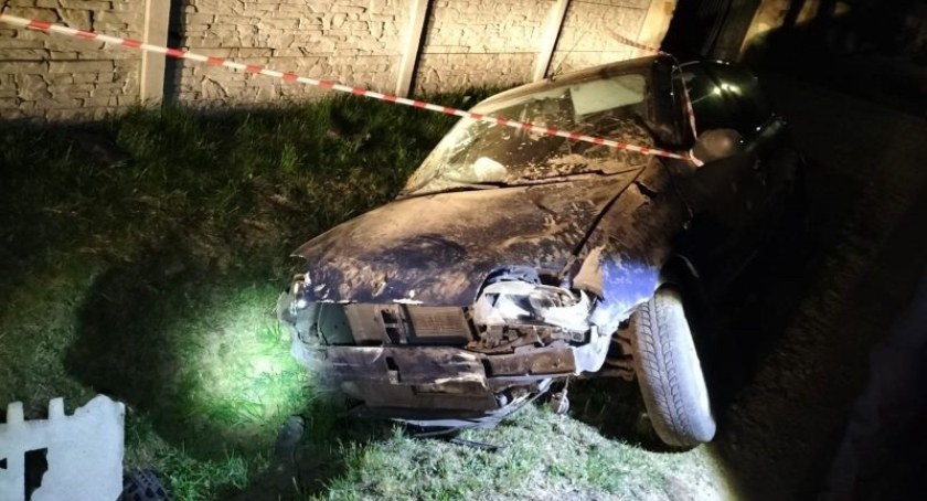 Pijany i bez uprawnień staranował betonowe ogrodzenie