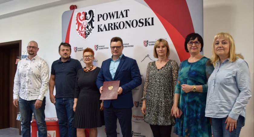 Współpraca powiatu karkonoskiego z organizacjami pozarządowymi