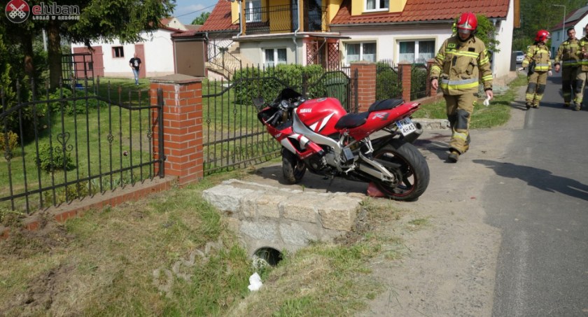 Koszmarny wypadek motocyklisty. Nadział się na pręty ogrodzenia.