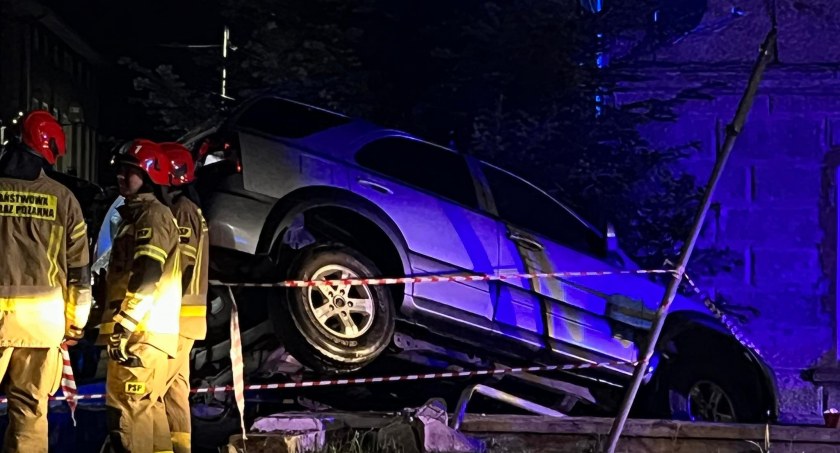 W Piechowicach auto przebiło barierki i zawisło nad strumieniem