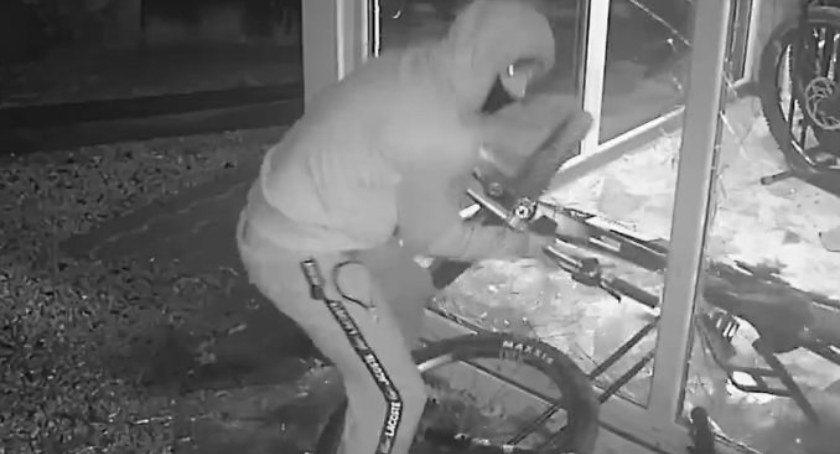 Świeradów – Zdrój : Młotem wybili witrynę i ukradli rowery elektryczne (WIDEO)