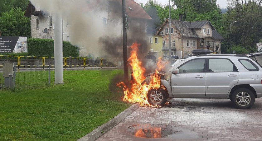 Auto płonęło na parkingu sklepu. Zobacz film