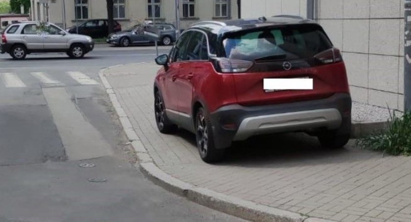 Nieoficjalny tytuł mistrzów parkowania w Jeleniej Górze. Kolejne trudne przypadki