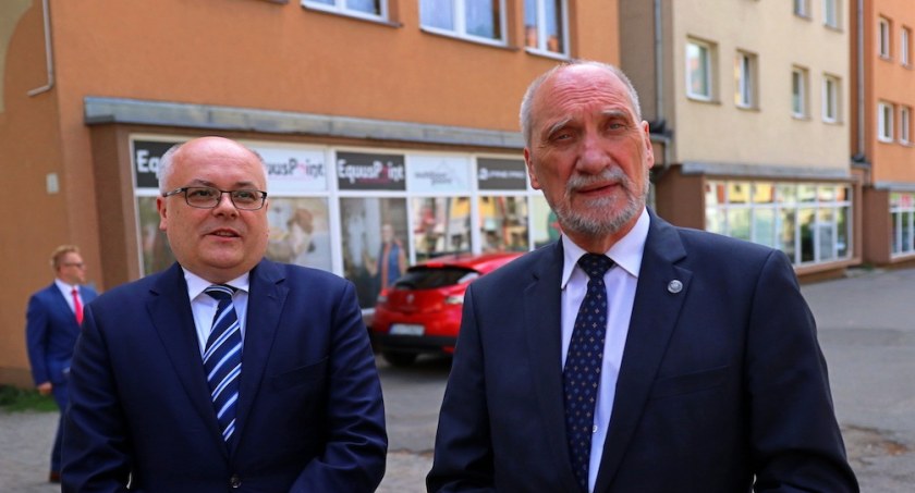 Minister Antoni Macierewicz spotkał się mieszkańcami Jeleniej Góry, sympatykami PiS