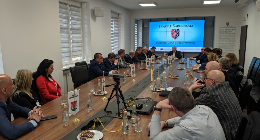 Wojewoda dolnośląski spotkał się samorządowcami naszego regionu by omówić zasady pomocy dla uchodźców z Ukrainy