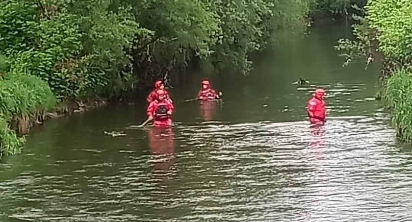 Poszukiwania zaginionej kobiety. Strażacy przeczesują rzekę