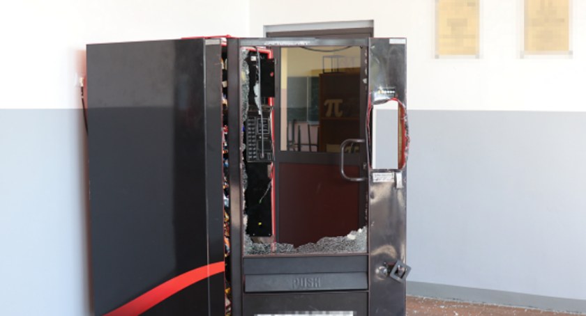 Obrabował szkolny automat ze słodyczami i napojami