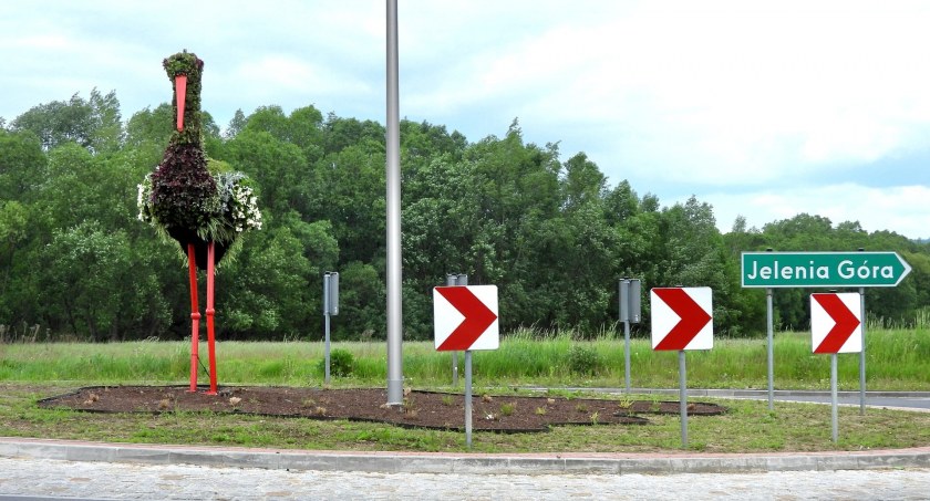 Kwiecisty bocian ozdobą ronda w Podgórzynie