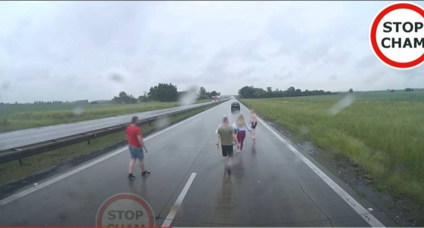 Awantura o BMW na środku autostrady A4. Półnagi, łysy, umięśniony mężczyzna kontra drobna wystraszona blondynka. Zobacz FILM