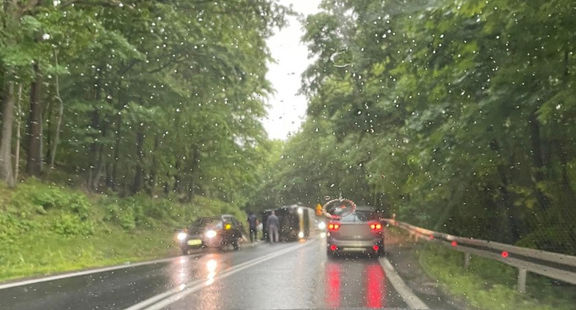 Dachowanie busa firmy kurierskiej. Kierowcy - są utrudnienia