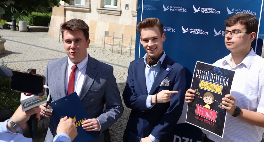 Dzień Dziecka Zadłużonego - akcja Młodych Dla Wolności