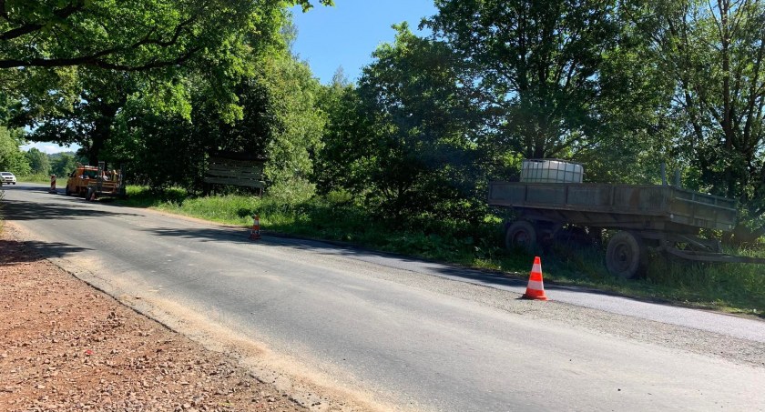 Trwa naprawa nawierzchni na odcinku drogi z Podgórzyna do Cieplic