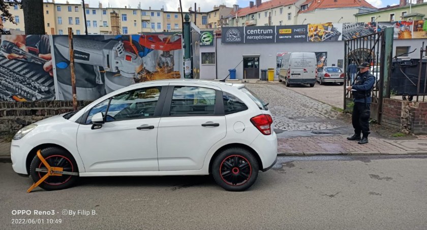 Zastawiony wyjazd. Bez pozostawienia miejsca dla pieszych. Po prostu - Mistrzowie Parkowania