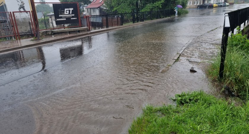Darmowy basen na drodze powiatowej w Podgórzynie otwarty. Absurd i śmiech na sali