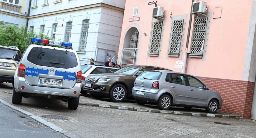 Podcięła sobie żyły pod aresztem. Powodem zawód miłosny