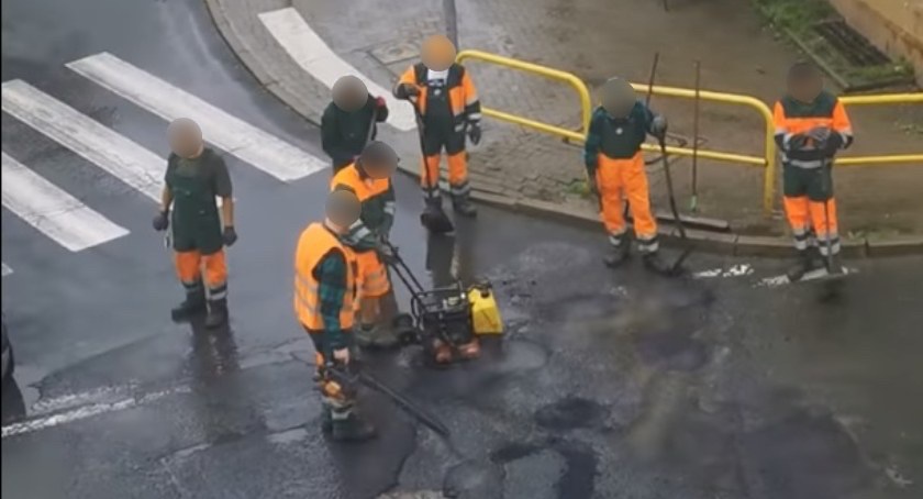 W strugach deszczu łatali ul. Wyszyńskiego w Jeleniej Górze (VIDEO)