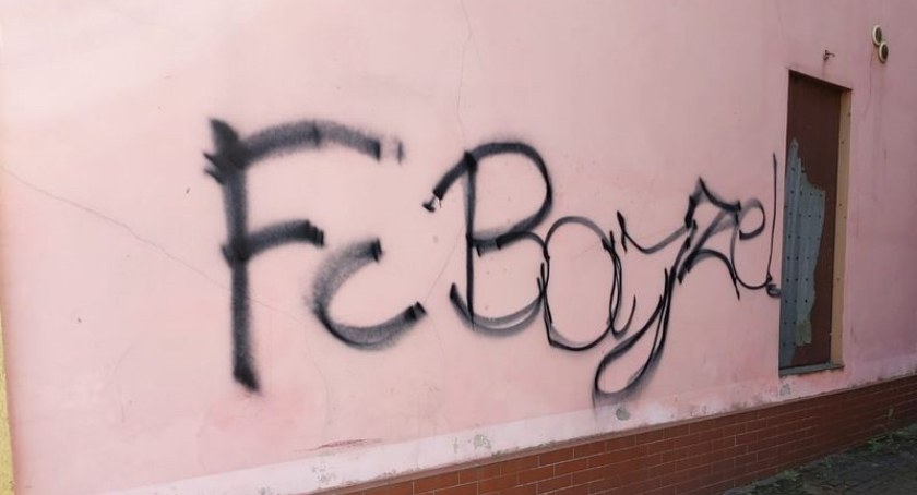 Lokalny artysta malujący po elewacji Kościoła w rękach policji