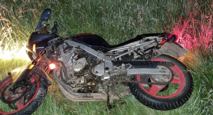 Motocyklista pod wpływem narkotyków ucieczkę zakończył w polu
